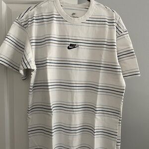 The Nike Premium Tee Loose Fit Size Medium